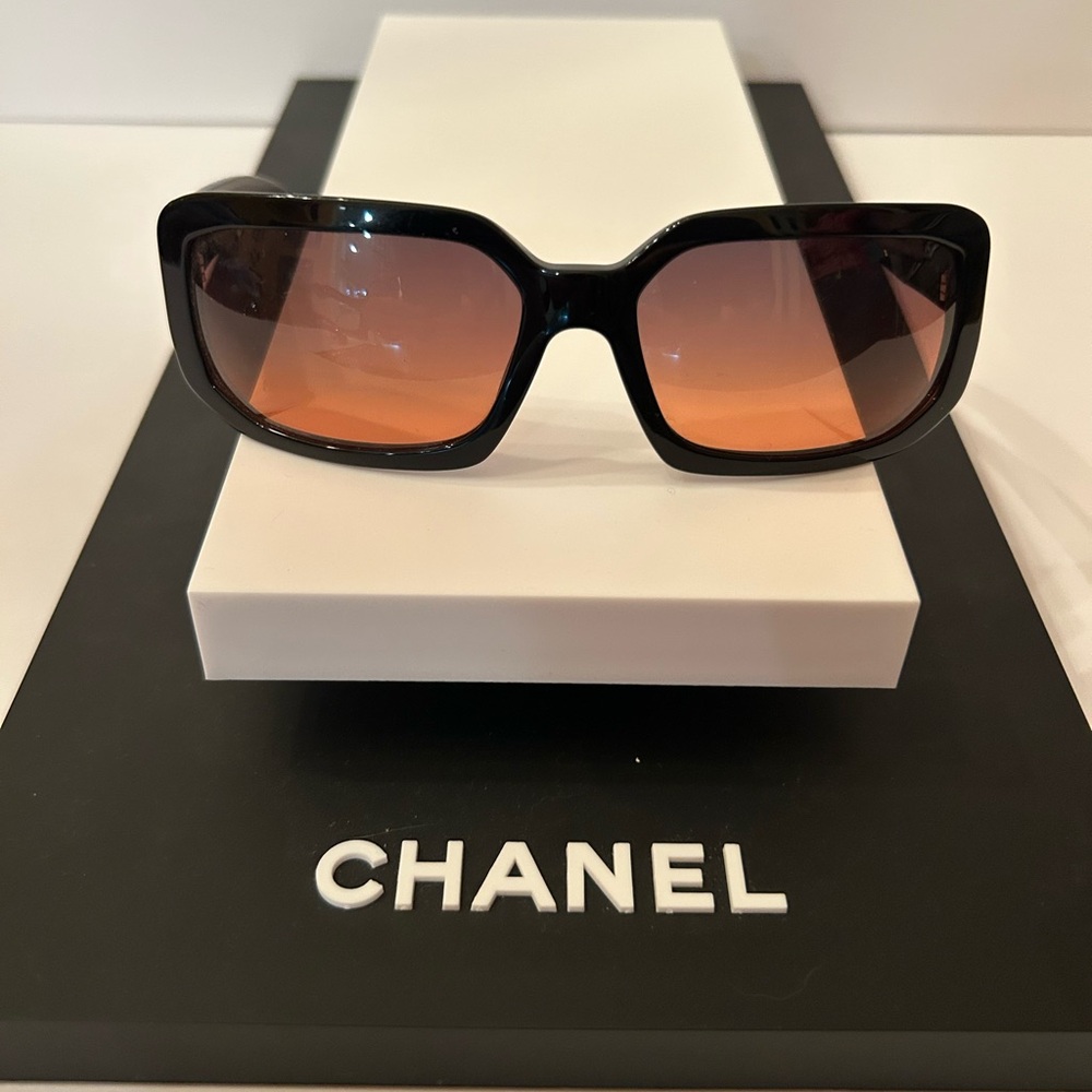 CHANEL Elegant Brown Sunglasses